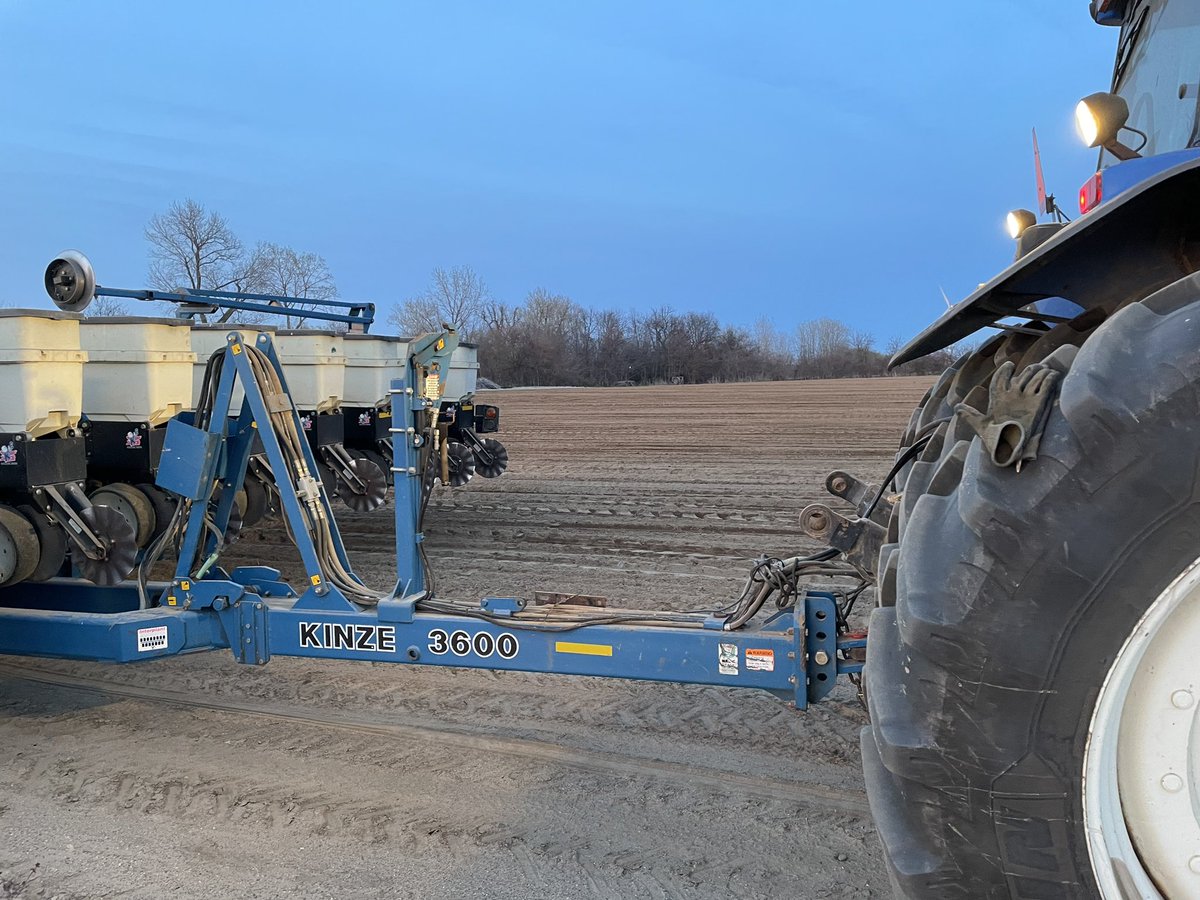 McLean_Scott86's tweet photo. First Corn Field in the ground for me this season! Ain’t going to grow in the bag eh @CQuinlan83 https://t.co/gqvzWEE0UZ