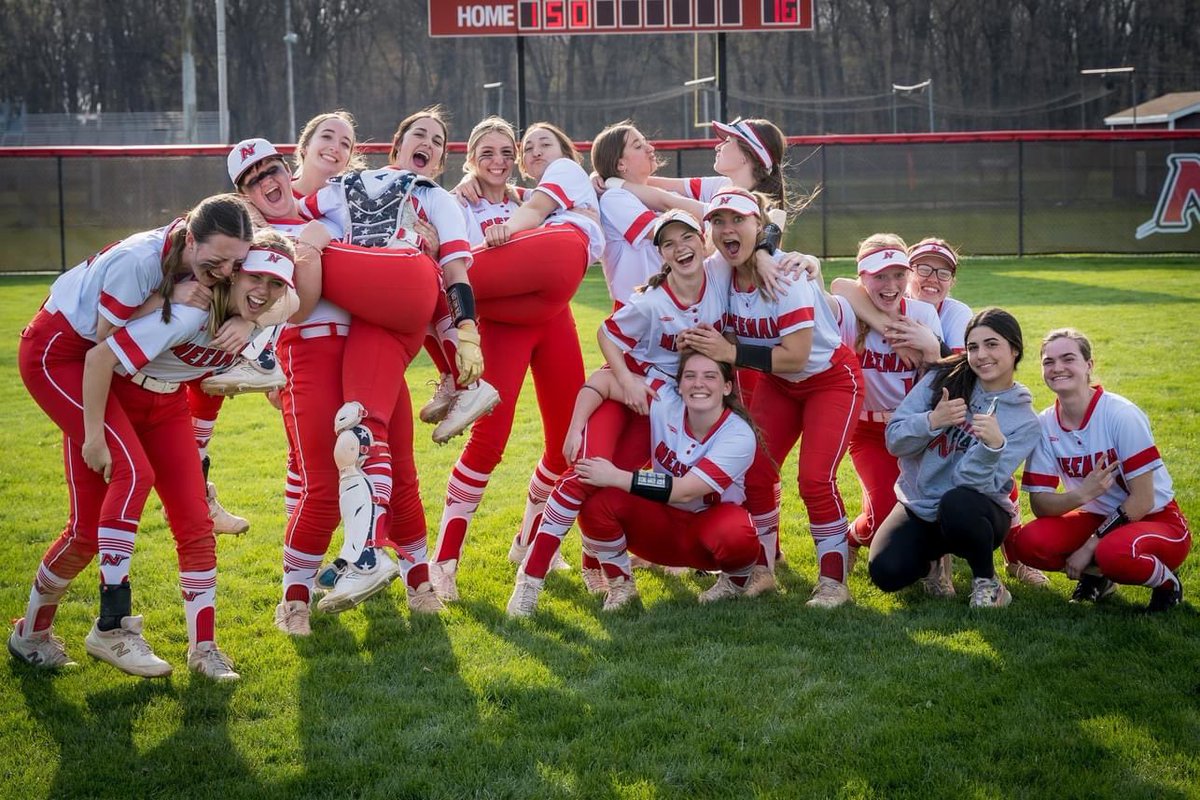 NeenahSoftball's tweet photo. Neenah with the win at home over Appleton West‼️16-0 in 3 innings🚀🥎Savanna with ANOTHER HR 💣 https://t.co/3YhUfMcKS7