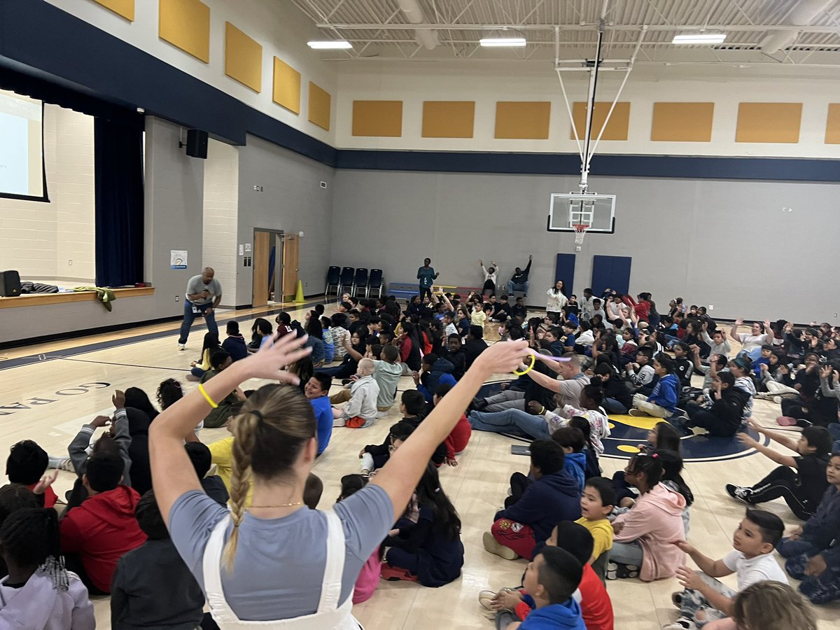 Educator_ASoto's tweet photo. Thank you AP Johnson for coordinating &amp; leading our Milestones celebration for our @ParkStEle 3rd-5th graders. Thank you @MariettaGAhs cheerleaders for cheering our Panthers 🐾 We are excited to show what we know! 🎓🏆💙
#ProudPrincipal 
#LearnGrowThrive
#SpecialDifferentBetter https://t.co/uTUY87HW6h