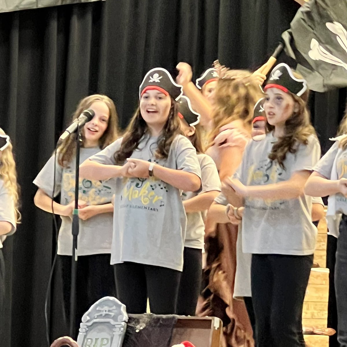 Mrs. Roth tweet media