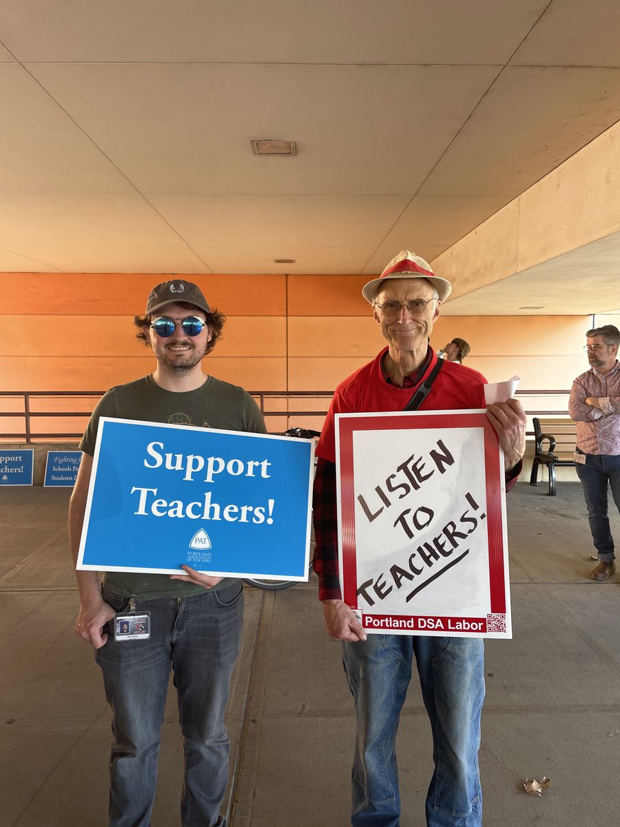 jamiep72061's tweet photo. Solidarity with Portland teachers! PPS - come to the table! https://t.co/OehsIxH1sn