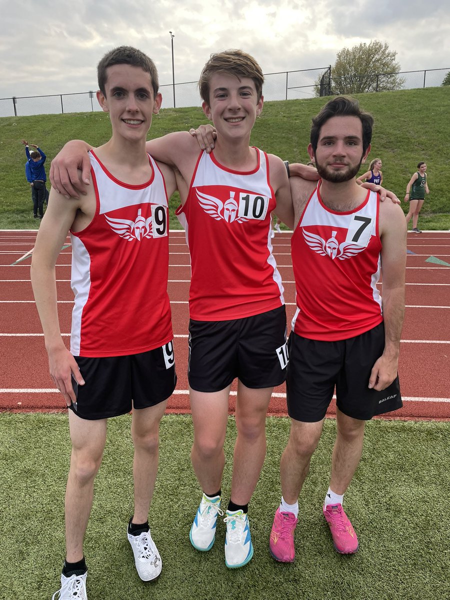 PHHSDistance's tweet image. John continues killing it with a crazy 10:46 PR in the 3200, Hudson with 11:18, and Ben with an 11:11! @PH_Track @phhsbxc @WeAreParkhill