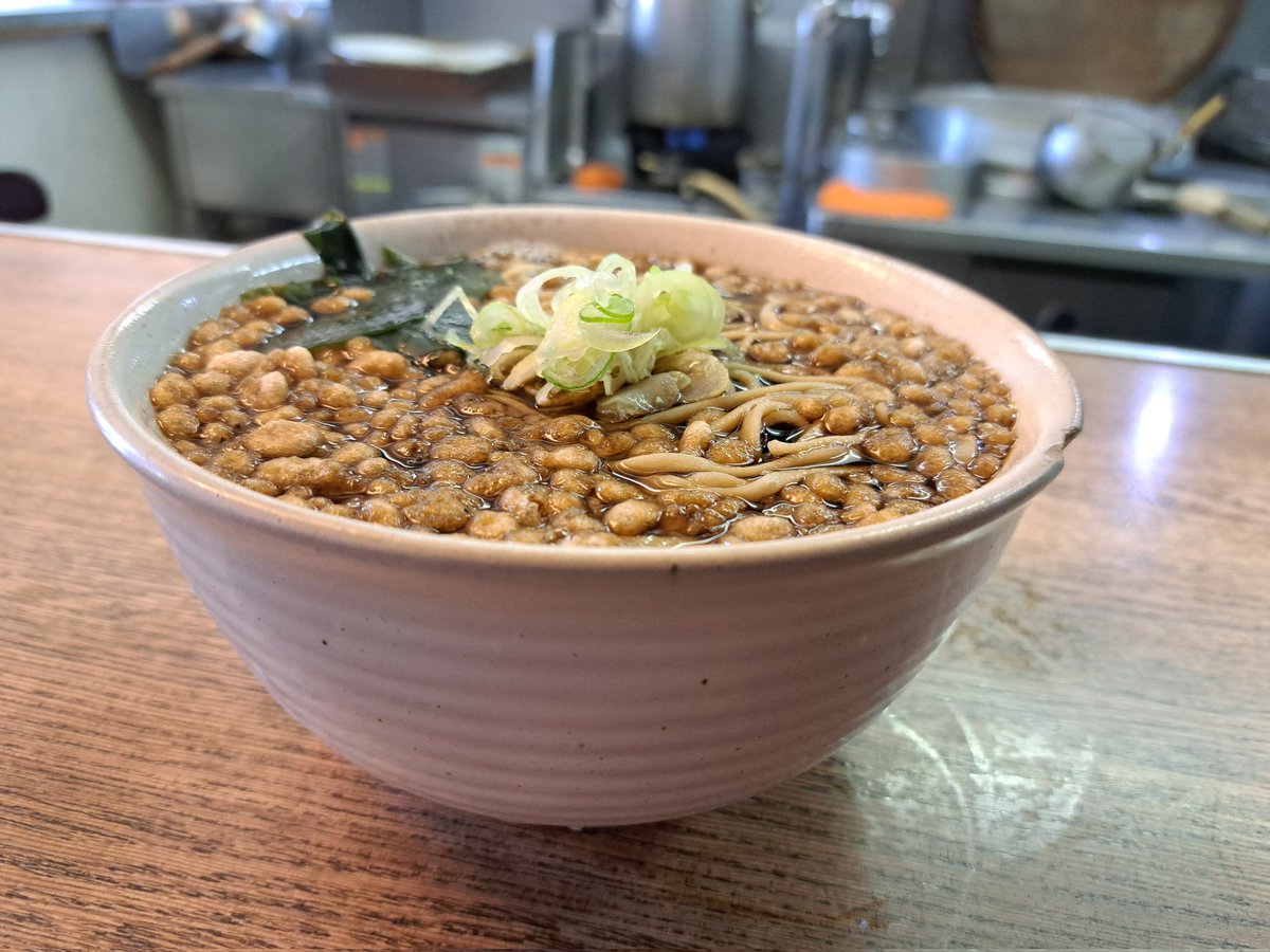 朝そば　整う。
深大寺はそばで有名だけど、立ち食い系とは思えないクオリティ。
ここの蕎麦はほんと幾らでも食べられる。
真っ黒なつゆだけど、さっぱり。
とにかく蕎麦がおいしいのでおすすめです。
#より道
#立ち食い蕎麦
#大盛たぬきそば
#おおたぬ
#深大寺そば