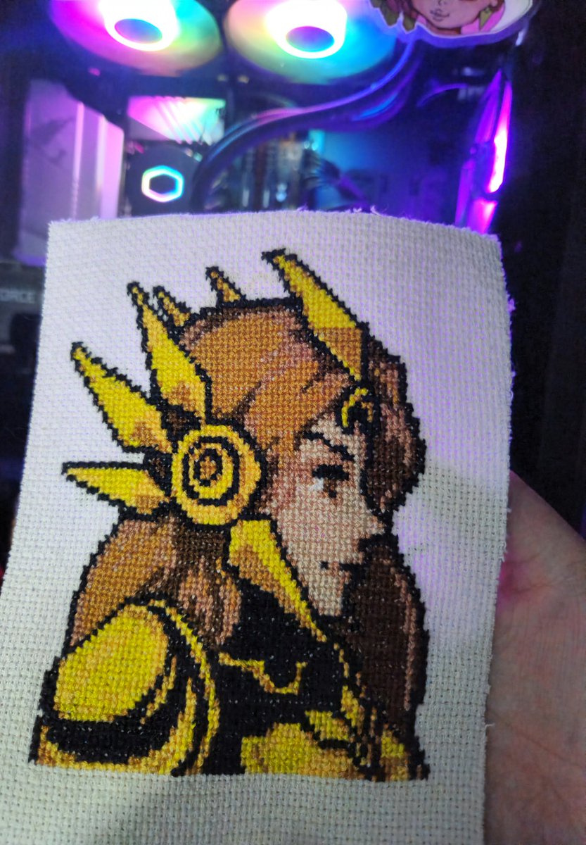 Leona, la protectora del amanecer, ahora en Punto de Cruz 💛 Hecha a mano con todo el cariño para los fanáticos de League Of Legends 😍 #Leona #LeagueOfLegends #PuntoDeCruz #Artesania #HechoAMano #LolShop #LolFanArt #FanArt #HandMade