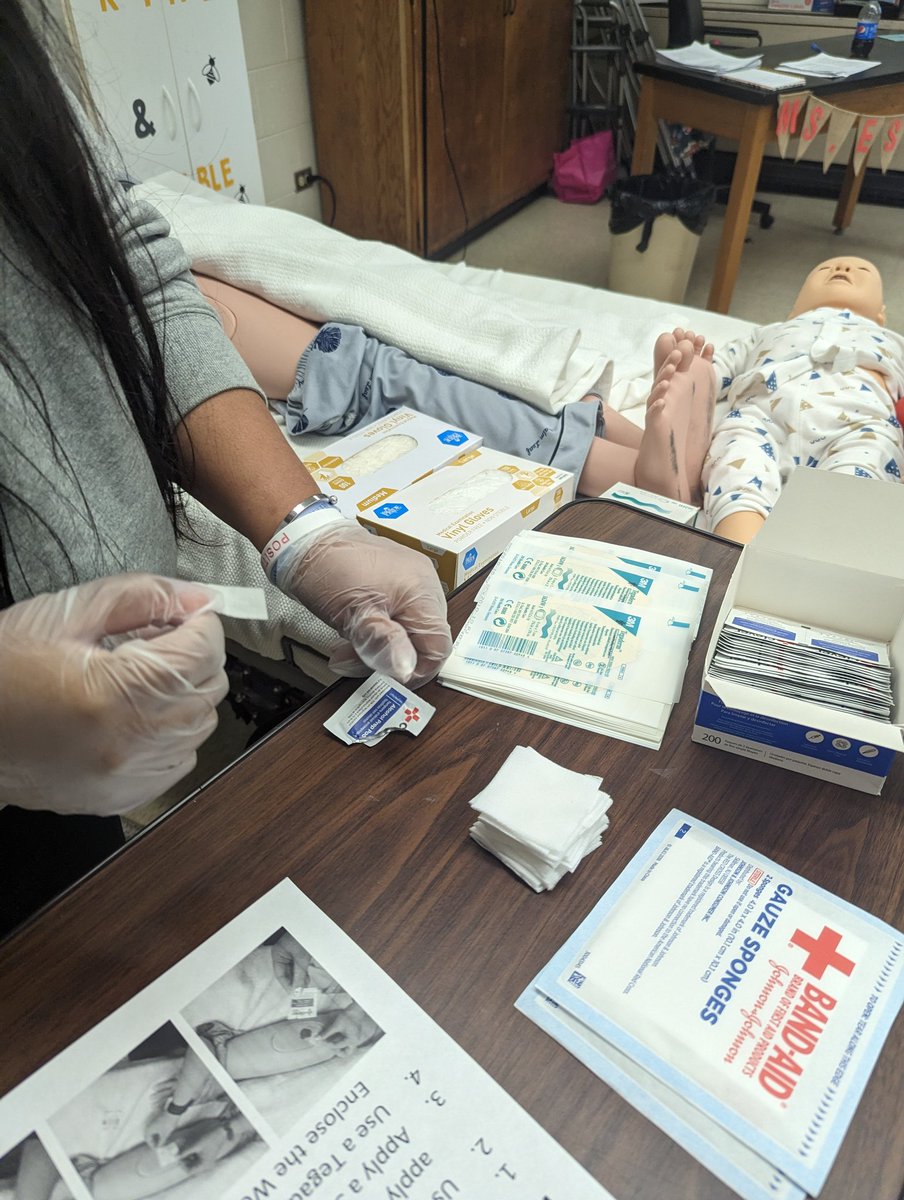 mrs_wheeley's tweet photo. #ThomasvilleHOSA members had a great time practicing hands 
-on skills this afternoon! They even got to hear a few stories from a fellow student who recently finished the EMT program! @CTEforNC @TCSCTE @nc_hosa @hosafhp @TCSchoolsNC #HOSA https://t.co/9yNXanFS61