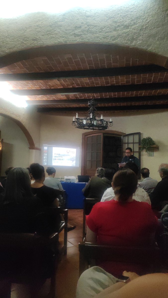 pagolamx's tweet photo. Hemos tenido reuniones en mi colonia , y deberían de ver el #Mansplaining que me aplica el #ExpertoenCiclovias .

Pero está más bonito cómo se pone en evidencia de que jamás gobiernan para todos y que se le van las reuniones de las manos .

@STaboadaMx instruyendo a su gente . https://t.co/Q1fH1pi6FK