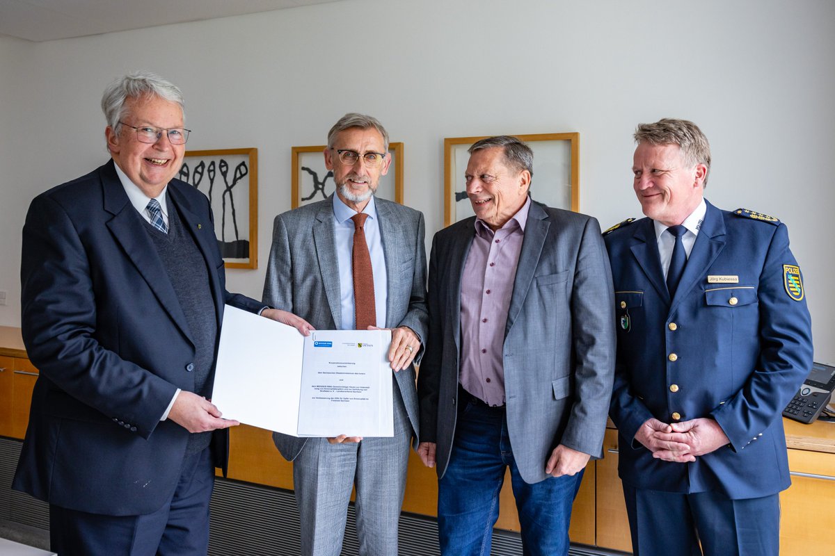 Der Weißer Ring e.V. (Landesverband Sachsen) hat jetzt einen zentralen Ansprechpartner für die #Zusammenarbeit mit der #Polizei #Sachsen: Bernd Deutschmann. 

Dies ist eine der Änderungen der Neufassung des Kooperationsvertrag mit dem Innenministerium Sachsen. Der Vorsitzende des