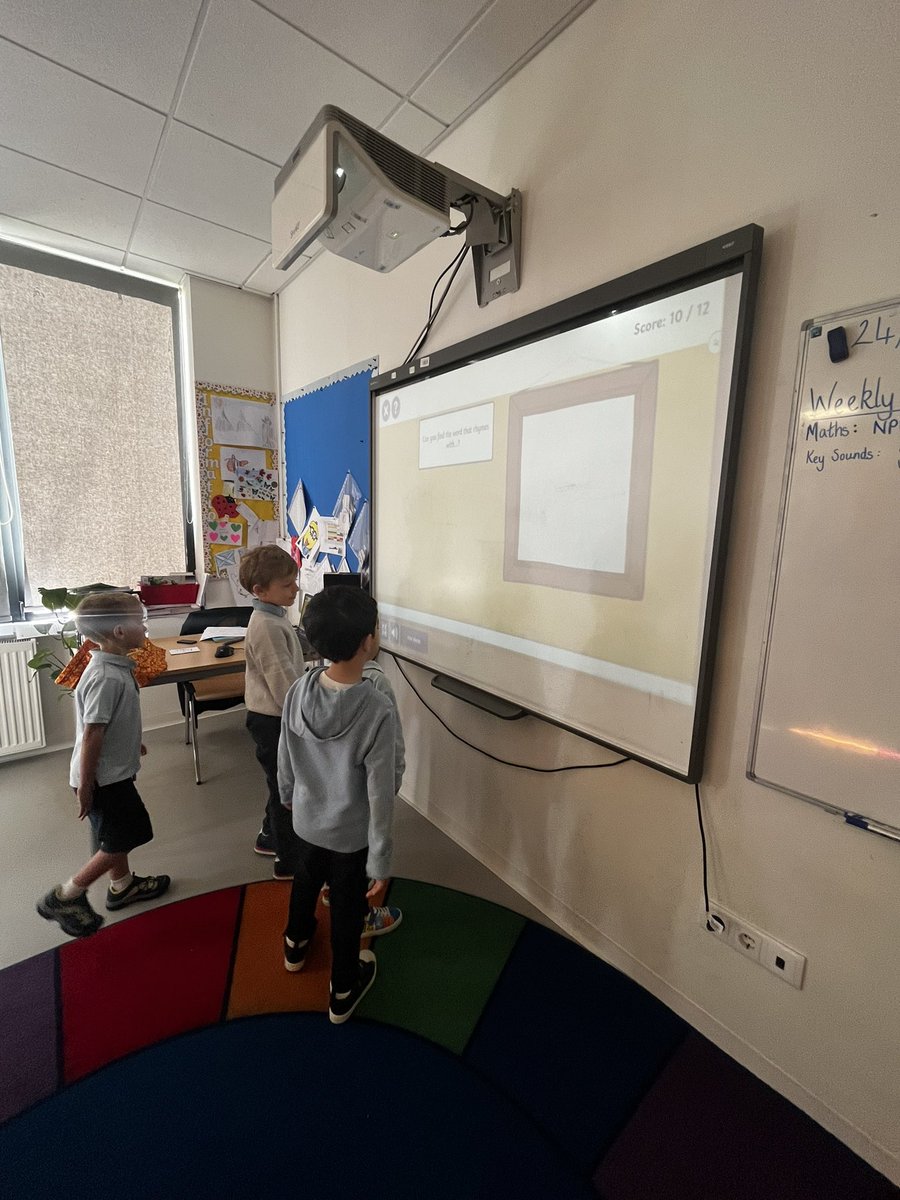 This week in literacy we have been learning all about rhyming words 📚