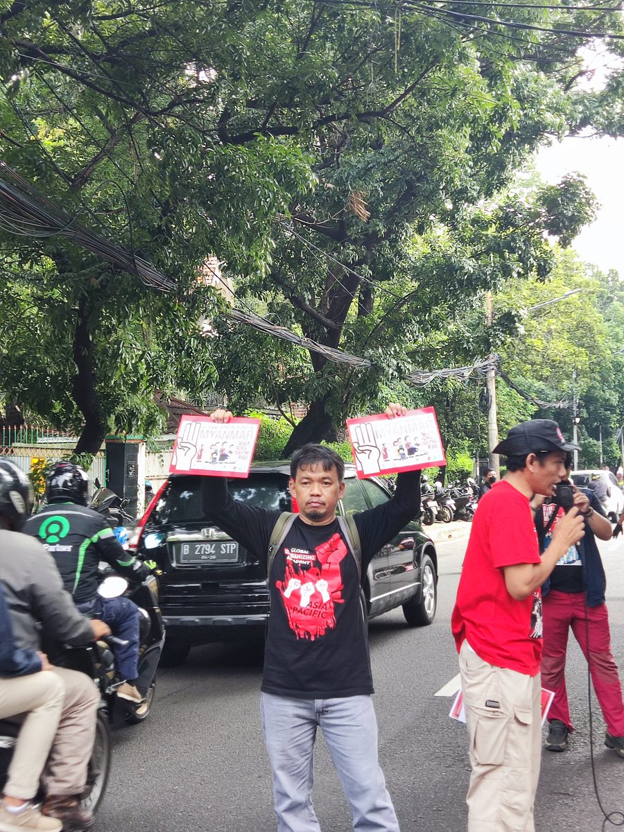 Rangkaian Aksi International Workers' Memorial Day (IWMD) 2023, Solidaritas Untuk Rakyat Myanmar berlangsung di depan Kedutaan Besar Myanmar untuk Indonesia pagi ini, jumat 28 April 2023. 

#IWMDINDONESIA2023
#SUPPORTMYANMARLIFE