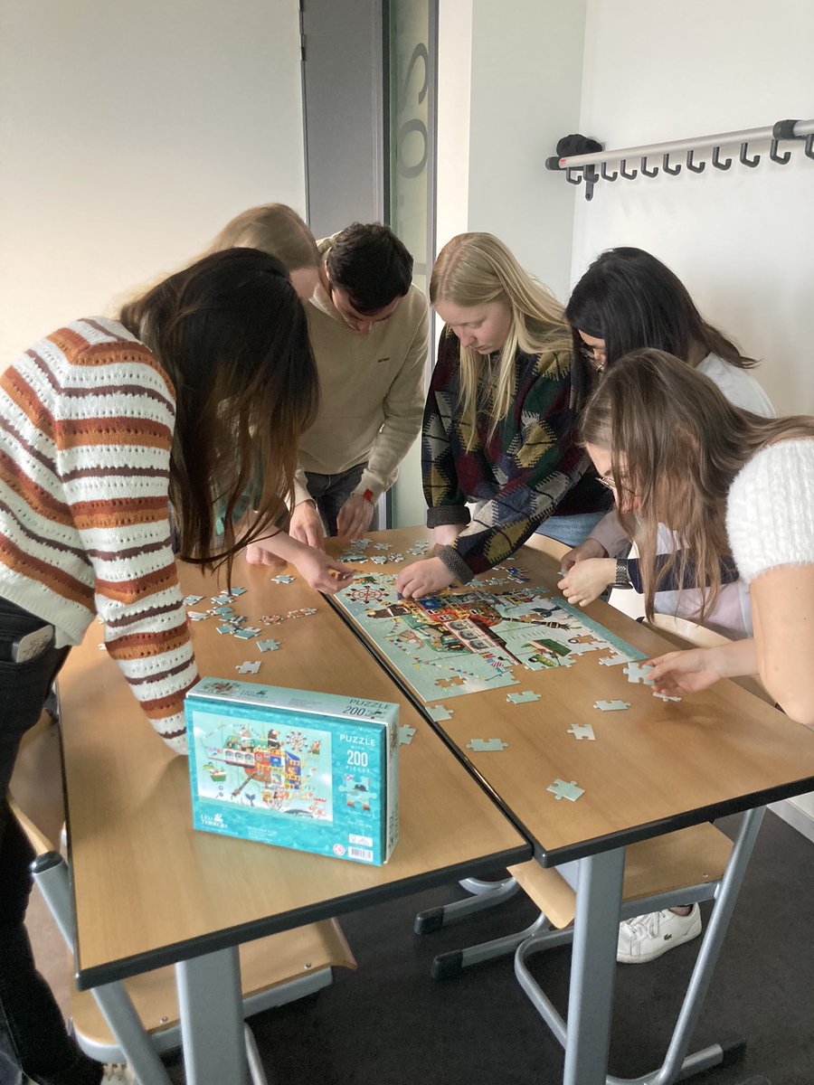 sarah_lou2222's tweet image. A full day of workshops @ArteveldehsGent learning with &amp;amp; from #occupationaltherapists from Belgium, Sth Africa, Prague, Ukraine Portugal. Exploring older peoples free time through co-occupations, contemporary art, addiction, occupational legacy, addiction &amp;amp; times of war 🇺🇦💚