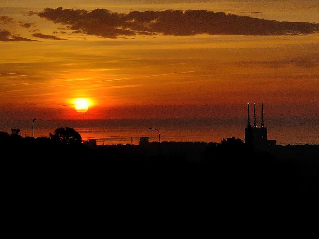 Bon dia!, avui sí... divendres 😉i no un divendres qualsevol... divendres de pont!! 👏🏻👏🏻

#hortaguinardo #Barcelona #Catalunya #albada #sortidadesol #dawn #sunrise #alba #salidadelsol
...
#catalunyagrafias #catalunyaexperience #ok_allpics #catalunya_n… instagr.am/p/CrkYC4Jo68M/