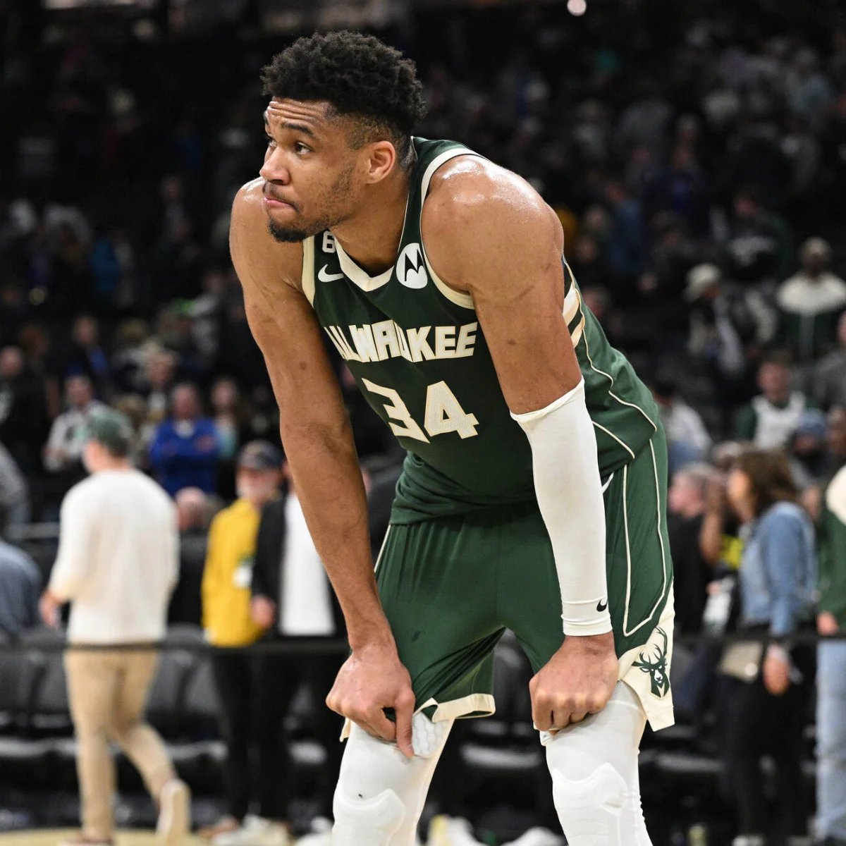NBAdoPovo's tweet photo. Shaquille O'Neal sobre o Giannis Antetokounmpo dizer que não existe fracasso nos esportes:

"A definição de fracasso é ausência de sucesso ou a incapacidade de corresponder as expectativas, e quando você é o melhor jogador do mundo, é esperado que você vença todo ano, eles venceram há 2 anos, a gente esperava que ele vencessem ano passado também, não aconteceu, eles voltaram melhores, ficaram em 1° na conferência, e a gente esperava que eles vencessem de novo e não venceram"

"A temporada foi um fracasso? Sim. Você é um fracasso? Com certeza não c*ralho, você é o melhor jogador do mundo."

"Mas antes de você ter sucesso, você primeiro tem que saber fracassar."

"A palavra 'fracasso' é usada com uma conotação negativa, talvez soe ruim, mas nós como atletas, é assim que pensamos, se não vencemos neste ano ou no próximo, nós fracassamos em fazer o nosso trabalho"