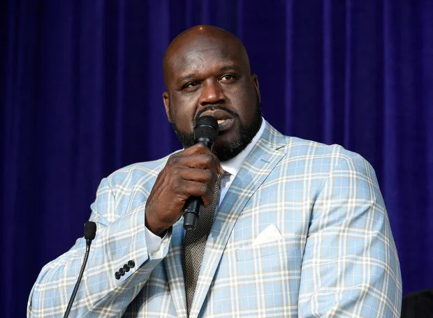 NBAdoPovo's tweet photo. Shaquille O'Neal sobre o Giannis Antetokounmpo dizer que não existe fracasso nos esportes:

"A definição de fracasso é ausência de sucesso ou a incapacidade de corresponder as expectativas, e quando você é o melhor jogador do mundo, é esperado que você vença todo ano, eles venceram há 2 anos, a gente esperava que ele vencessem ano passado também, não aconteceu, eles voltaram melhores, ficaram em 1° na conferência, e a gente esperava que eles vencessem de novo e não venceram"

"A temporada foi um fracasso? Sim. Você é um fracasso? Com certeza não c*ralho, você é o melhor jogador do mundo."

"Mas antes de você ter sucesso, você primeiro tem que saber fracassar."

"A palavra 'fracasso' é usada com uma conotação negativa, talvez soe ruim, mas nós como atletas, é assim que pensamos, se não vencemos neste ano ou no próximo, nós fracassamos em fazer o nosso trabalho"