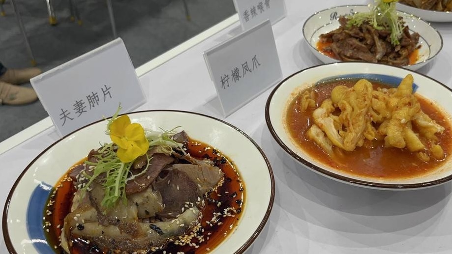 DiscoverZiyang's tweet photo. #Spicy #RoastFish from Anjoy food, a #Ziyang-base company, wins people's attention in the #China(#Sichuan-Chongqing) #Premade Dishes Industry Conference. According to statistics, the output in Anjoy's Ziyang factory can reach 500+t at most per day. #Chinesefood https://t.co/p6R6xFXGwP