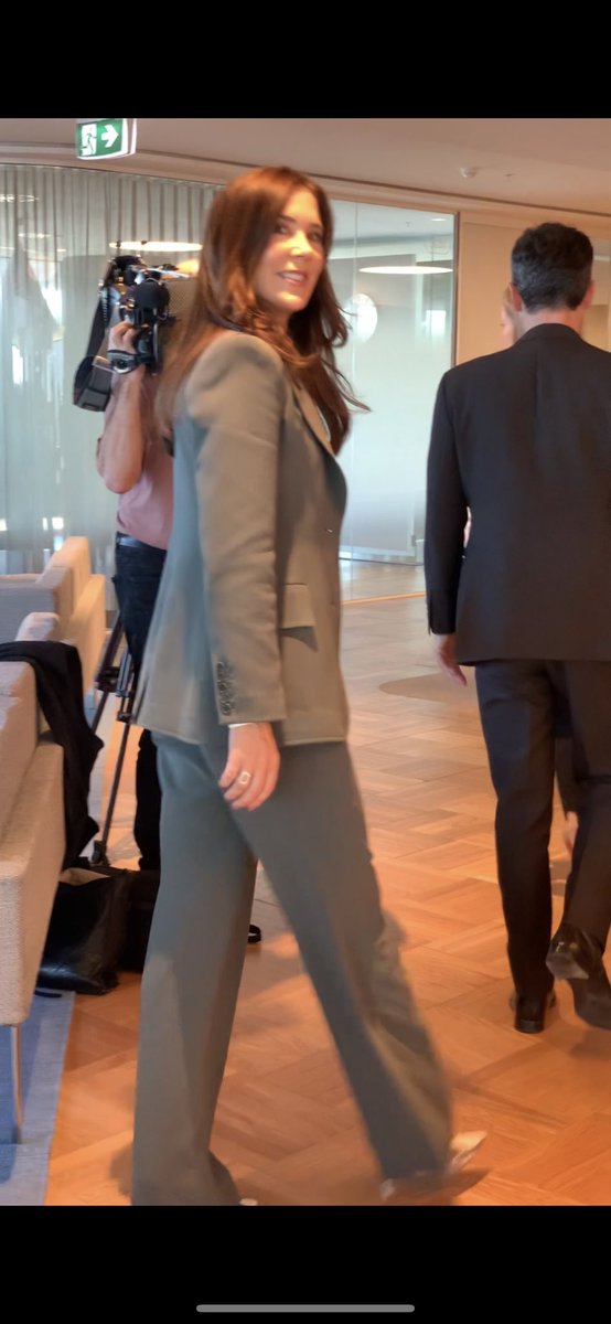 Crown Princess Mary’s final event in Sydney on what has been a very welcome return.
HRH tours the Danish designed Quay Quarter Tower &amp; while offering some of the city’s best views, the building is also has a six star green rating.
#princessmary #kronprinsessemary #danishroyals