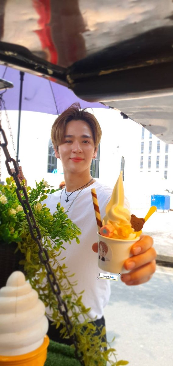 yoonpsn_th's tweet photo. ไม่รู้ถ้วยที่เท่าไหร่แล้วแต่วนมาบ่อยนะคุณยุ่น🍦 มันร้อนแระพี่แอดมินเข้าใจเลย ถ่ายงานช่วงหน้าร้อนต้องสู่ด้วยไอติม

#yoonpsn #YoonPhusanu
#แก้มกลมของยุ่น #ChubbyCheeks
#YStarChallenge
#FoodtruckSupporttoYOON https://t.co/q4UbVvHZH9
