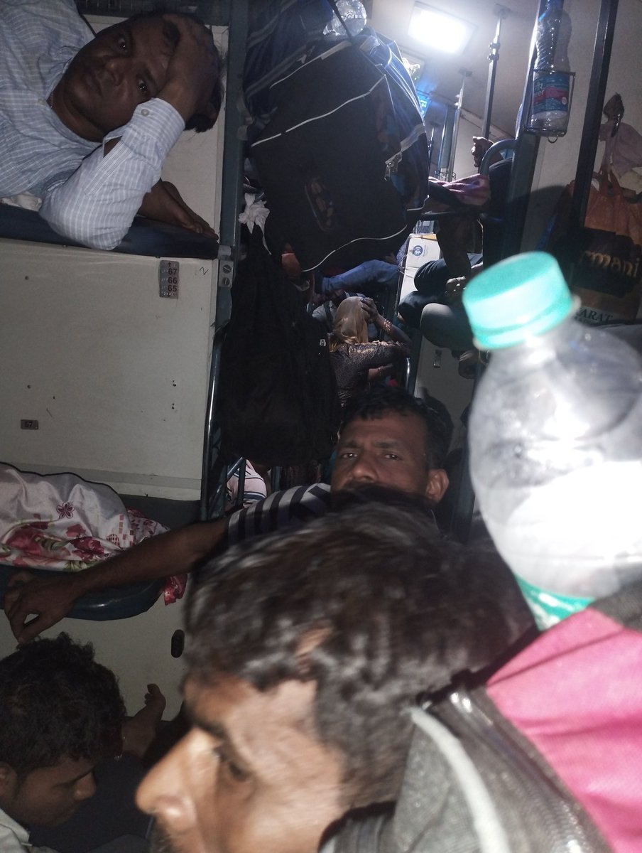 princesks95's tweet photo. #railmantralay 
#aswinibaisaraw
#pmo ye sptkarnti sliper ka hal hai 
Or train v 5 ghante late
Kis bat ka superfast hai 
Or kya hai sarkar ki nakami https://t.co/VZd6YTBKob