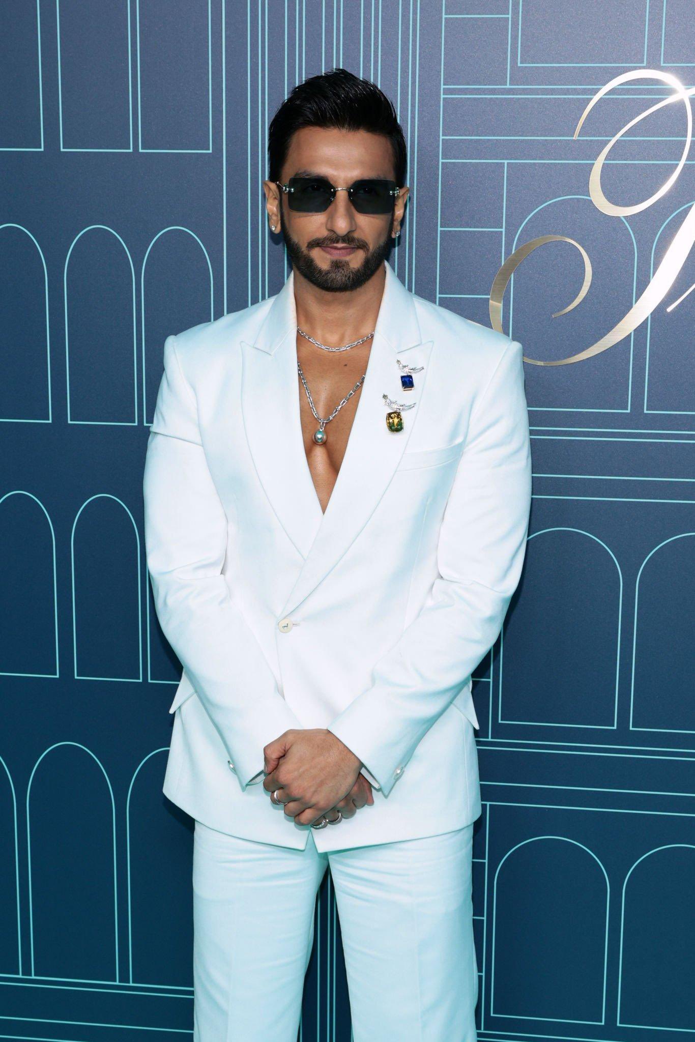 Ranveerians Worldwide  #RRKPK IN CINEMAS NOW♥️ on X: HD PICs #80 That  sexy wink!! 😍Ranveer Singh charms on the ramp walk ! Our prince charming  for #ManishMalhotra ✨ #ICW2017  / X
