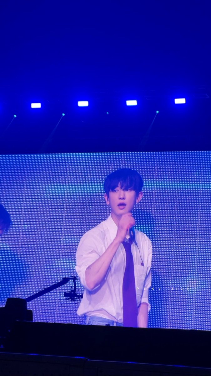 ChanYeollLWY's tweet photo. 20230409 EXO'CLOCK FANMEETING
😭 He's so handsome.
#11YearsWithEXO
#EXOCLOCK_D2
#CHANYEOL #찬열 #항상찬열이편 #EXO https://t.co/pB0pVDtDEZ