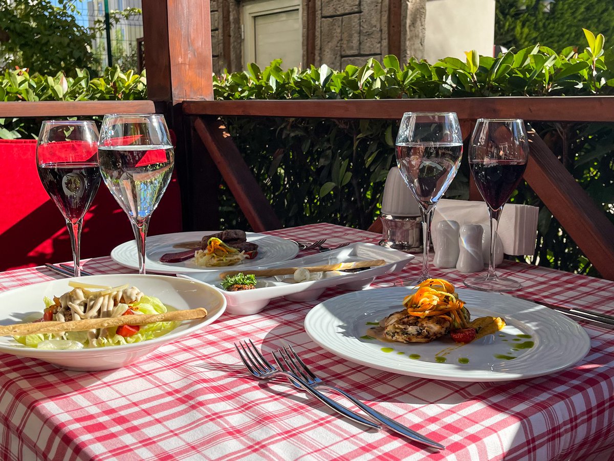 RamadaResortAYT's tweet photo. Mutluluk, bazen  de lezzetli sofralarda saklıdır ❤️🍽️

Happiness is sometimes hidden in delicious food. ❤️🍽️

Glück geht manchmal doch durch den Magen ❤️🍽️

#Ramadaresortlara #hotels #Antalya #Lara #vacation #summer #dinner #lunch #alacarte #italianalacarte #Urlaub #Sommerurlaub https://t.co/TbiJcMGsOf