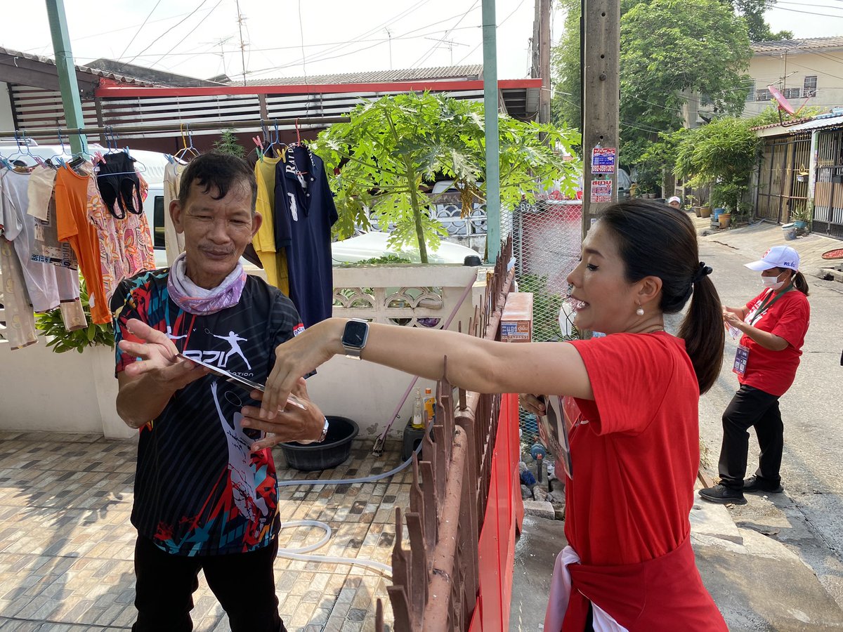 aim_theerarat's tweet photo. เช้านี้เดินขอคะแนนพี่น้องชาวหลังคาแดง เคหะร่มเกล้า ลาดกระบัง ได้รับกำลังใจจากพี่ๆ คุณน้าคุณอา อย่างอบอุ่น ทุกคนอยากเลือกตั้งแล้ว ครั้งนี้เพื่อไทยขอปักธงชนะเผด็จการ ให้ #เพื่อไทยเบอร์29 ได้เป็นรัฐบาล และ #ธีรรัตน์เบอร์6 ได้เป็น #สสลาดกระบัง นะคะ #เลือกตั้ง66 #พรรคเพื่อไทย https://t.co/hAJAFw19a0