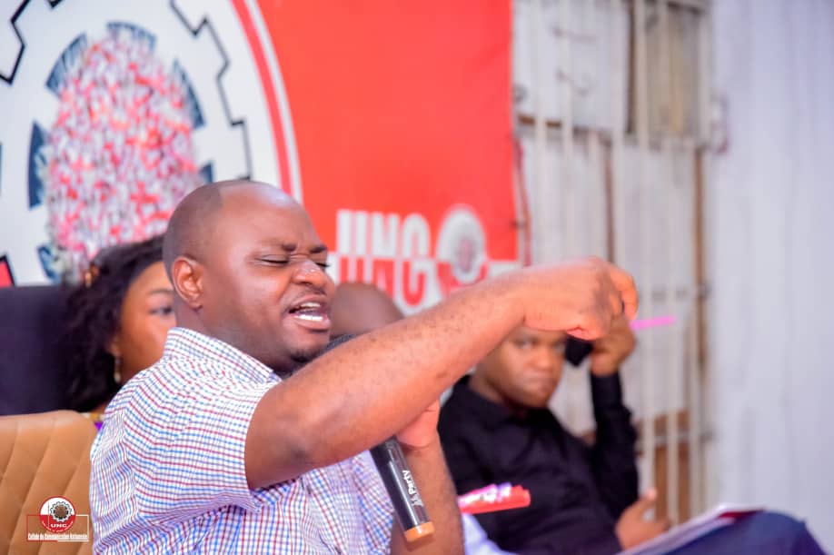 BobelabiR's tweet photo. Le #SG @BillyKambale1 5 ⭐ passe au peigne fin toutes les structures formelles et informelles du parti. Ce Jeudi 27 Avr 2023,l'#Interfed/#Kin avec ts les #Fédéraux #UNC ont été oxygénés en stratégie de Terrain,pr la réussite de la gde manifestation de l'US au Stade des Martyrs.👊 https://t.co/xIY4UMaq0a