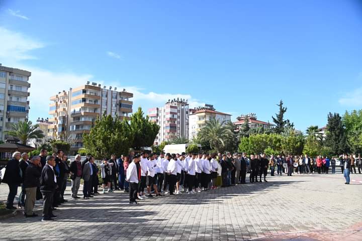 Şehrimizin takımız Anamur Belediyespor'u, 3. Lig'e yükselme maçları için dualarla Konya'ya uğurladık.
3. Lig'e yükselmek için Play-Off'larda mücadele edecek olan takımımıza başarılar diliyorum.
Haydi gençler, bu yolun sonu 3. Lig.
