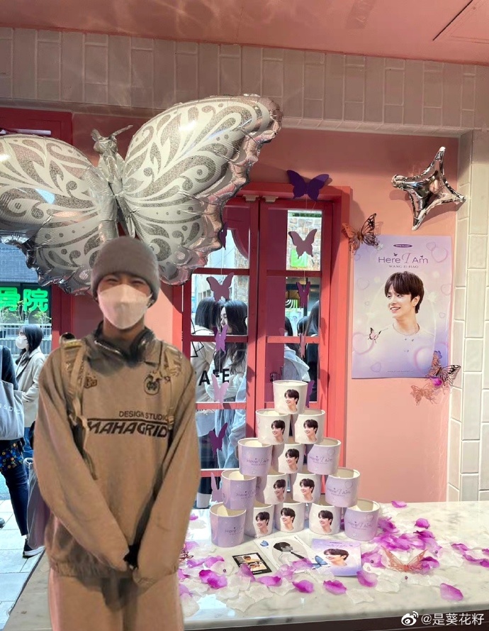 Zihao's ninja moves checking out his ad and fan cafe  🤣🤣🤣
cr: 是葵花籽 

#WANGZIHAO #왕즈하오 #王子浩 #ボイプラ <a href="/ChromosomeEG/">Chromosome Entertainment Group</a>