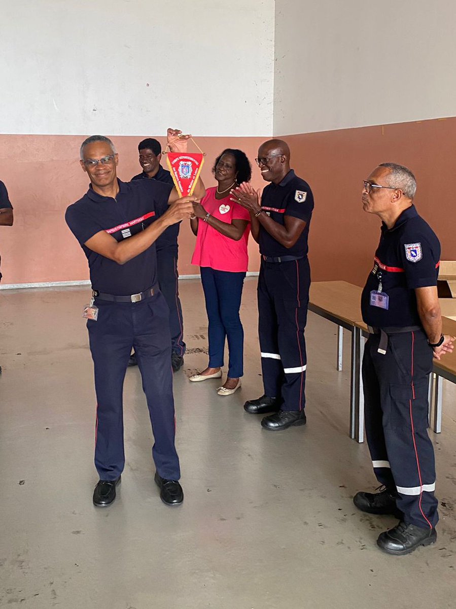 Sdis972's tweet photo. Remise de #casques pour la promotion Marius Maleau. 12 nouveaux sauveteurs rejoignent les rangs de l'unité #GRIMP de Martinique.
100% de réussite à l'issue de cette formation #IMP2! 
Félicitations à eux! https://t.co/J0Y739SQIY