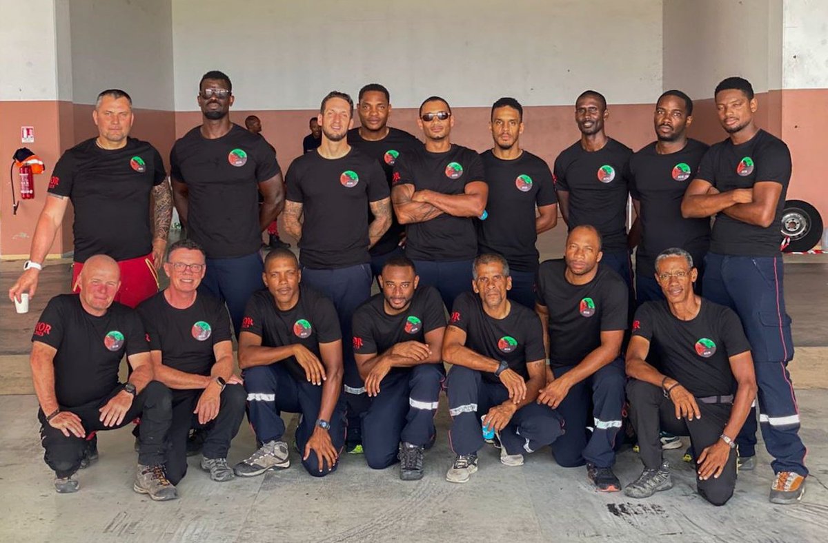Sdis972's tweet photo. Remise de #casques pour la promotion Marius Maleau. 12 nouveaux sauveteurs rejoignent les rangs de l'unité #GRIMP de Martinique.
100% de réussite à l'issue de cette formation #IMP2! 
Félicitations à eux! https://t.co/J0Y739SQIY