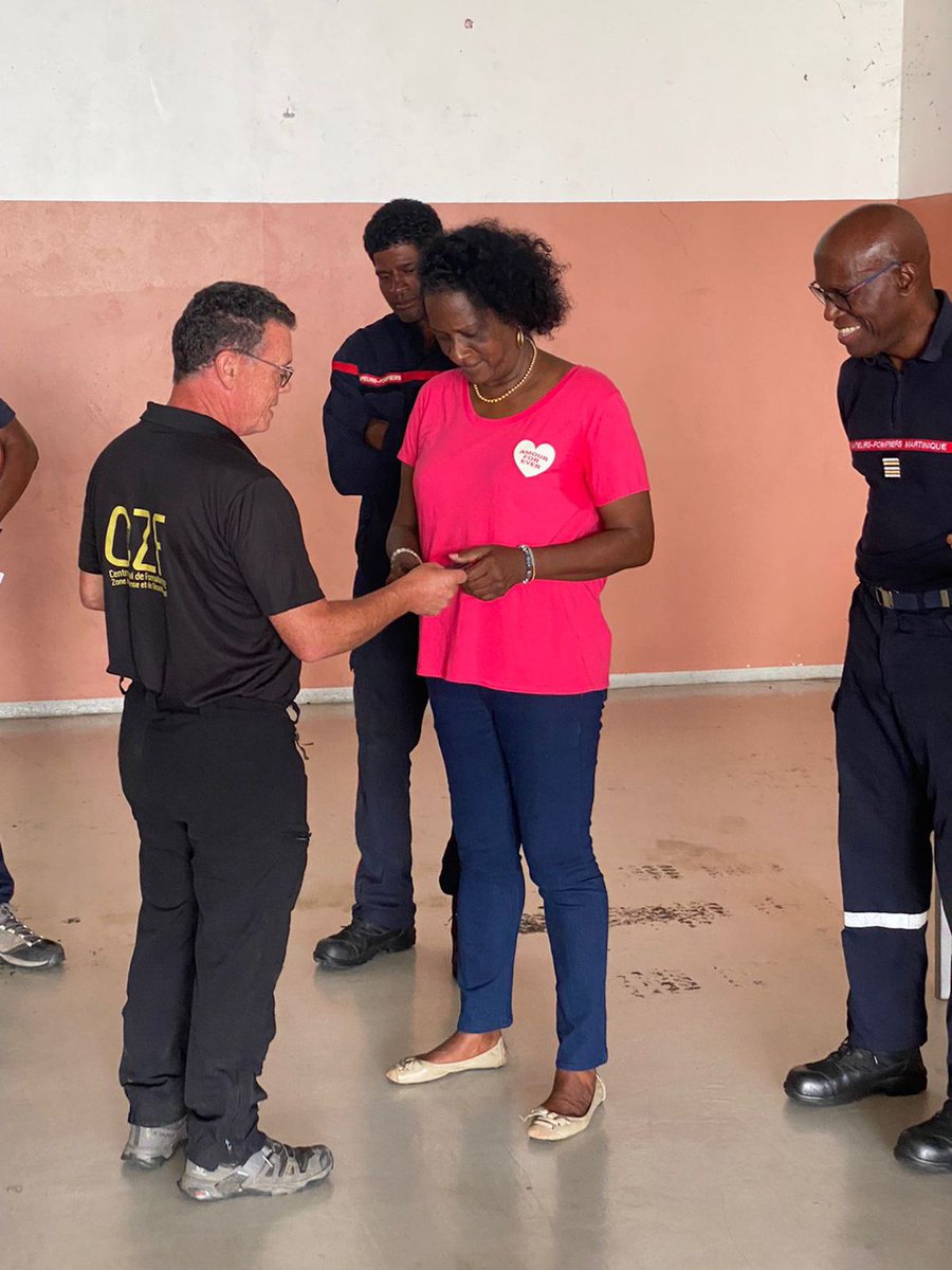 Sdis972's tweet photo. Remise de #casques pour la promotion Marius Maleau. 12 nouveaux sauveteurs rejoignent les rangs de l'unité #GRIMP de Martinique.
100% de réussite à l'issue de cette formation #IMP2! 
Félicitations à eux! https://t.co/J0Y739SQIY