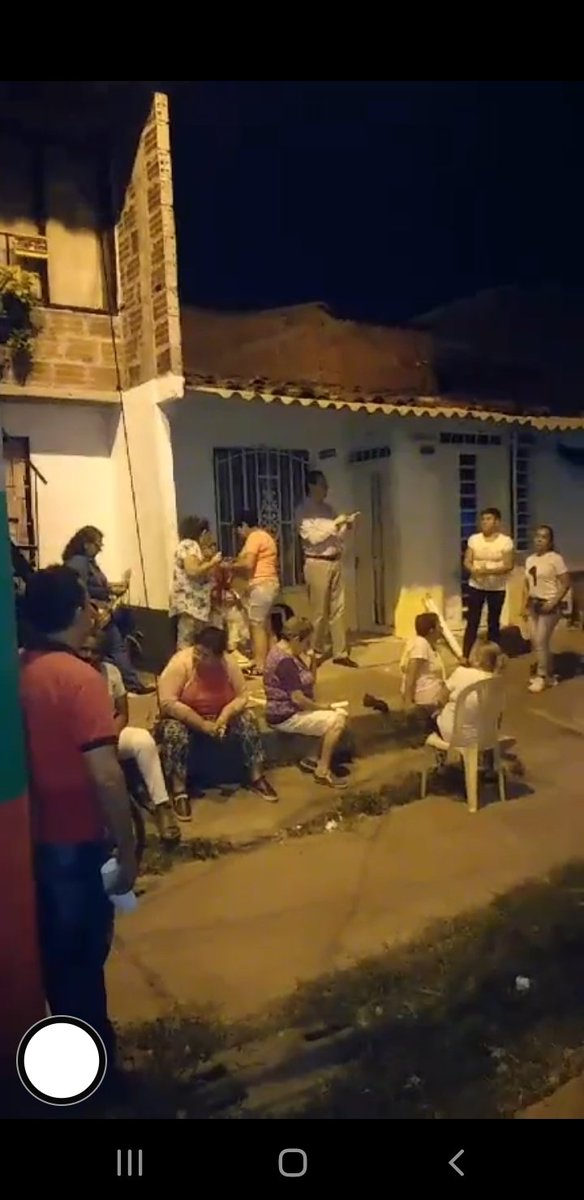 juanlastre1's tweet photo. Continuamos trabajando en la conformación de Ligas de usuarios en Tuluá, hoy en el barrio portales del río, hablando sobre el cambio de medidores por CENTROAGUAS y sobre las tarifas de aseo por parte de VEOLIA @LigaUSPD @NormanAlarcon @ValenciaNels0n @betan_gaviria @cmromeroh https://t.co/lsUHtW1wtN