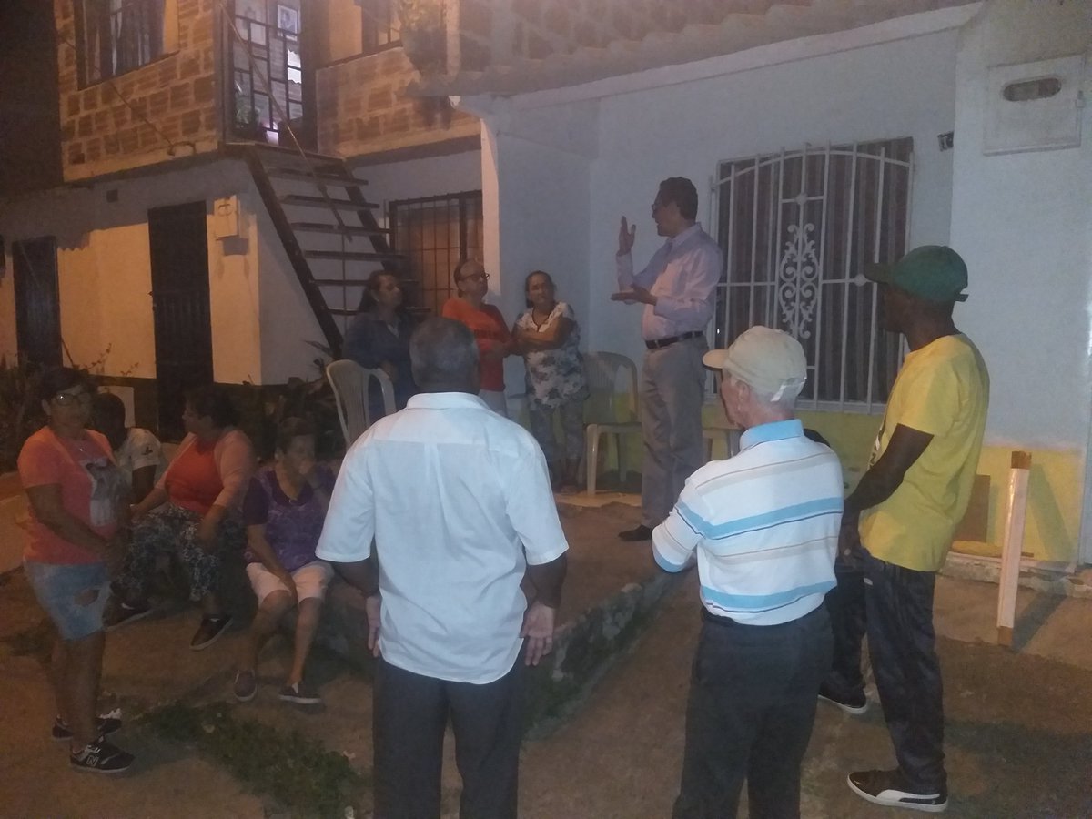 juanlastre1's tweet photo. Continuamos trabajando en la conformación de Ligas de usuarios en Tuluá, hoy en el barrio portales del río, hablando sobre el cambio de medidores por CENTROAGUAS y sobre las tarifas de aseo por parte de VEOLIA @LigaUSPD @NormanAlarcon @ValenciaNels0n @betan_gaviria @cmromeroh https://t.co/lsUHtW1wtN