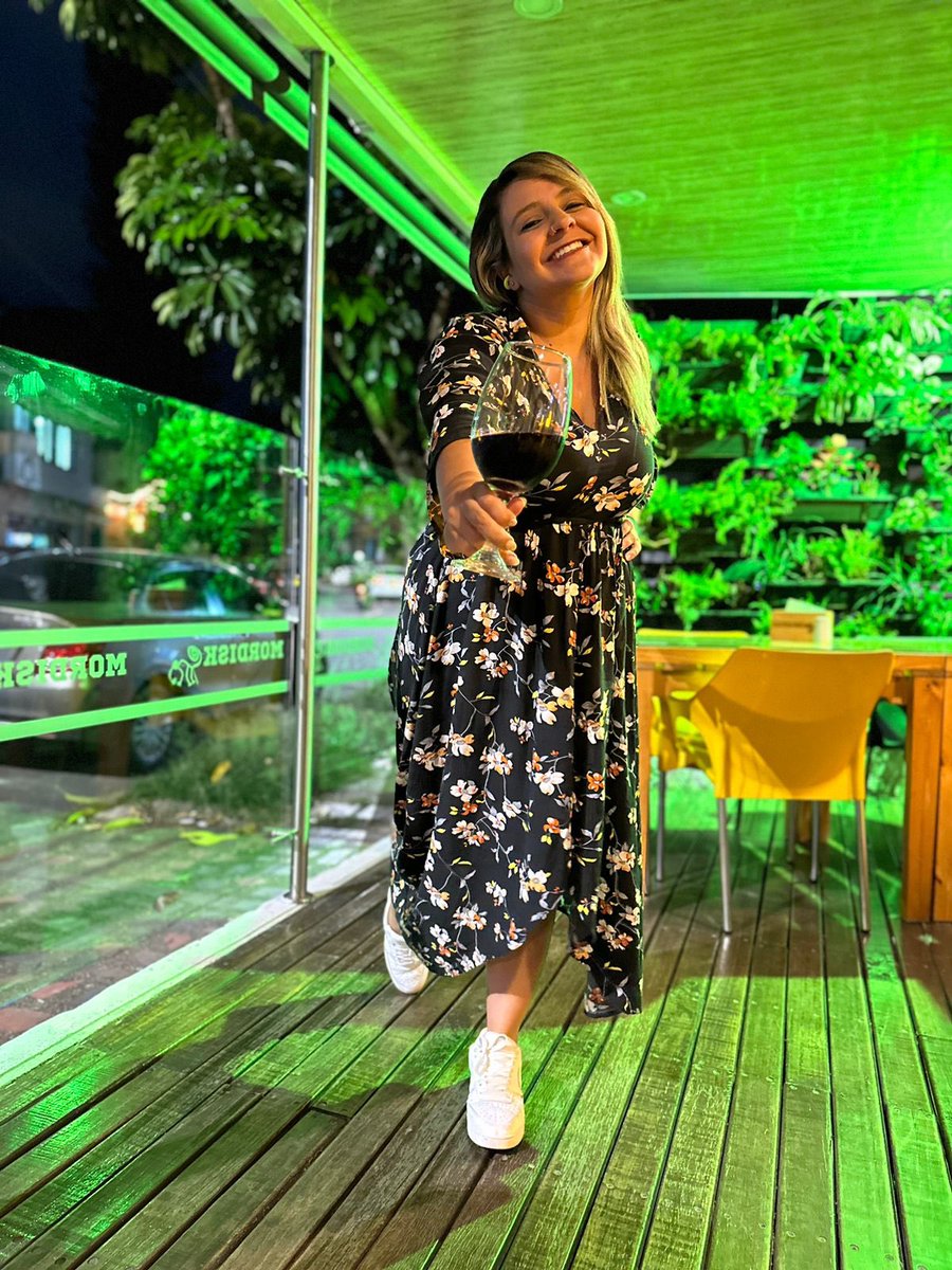 Tatibalvin's tweet photo. “La vida que sabe todo y no se equivoca siempre nos da mas…” 💚🐝
.
¡Gracias por mejorar la semana @lilianacs93!.
.
@medellingourmet con: #diseñosdemimamá 🧘🧘♀️🍷
.
.
#TiempodeCalidad #PresentePerfecto #mindfulness #AmorPorElProceso #vidadecolores https://t.co/oHEQdtBhzy
