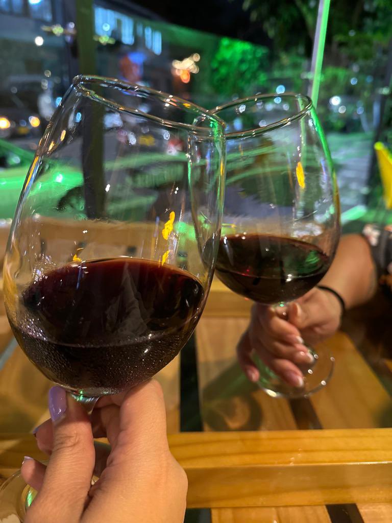 Tatibalvin's tweet photo. “La vida que sabe todo y no se equivoca siempre nos da mas…” 💚🐝
.
¡Gracias por mejorar la semana @lilianacs93!.
.
@medellingourmet con: #diseñosdemimamá 🧘🧘♀️🍷
.
.
#TiempodeCalidad #PresentePerfecto #mindfulness #AmorPorElProceso #vidadecolores https://t.co/oHEQdtBhzy