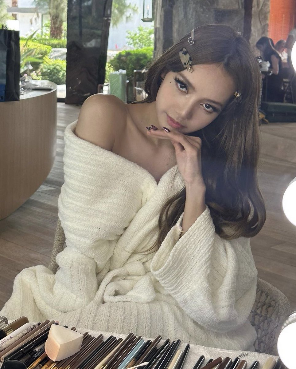 PopCrave's tweet photo. #BLACKPINK’s #LISA looks breathtaking in newly shared photos. https://t.co/0pc3JNxUeH