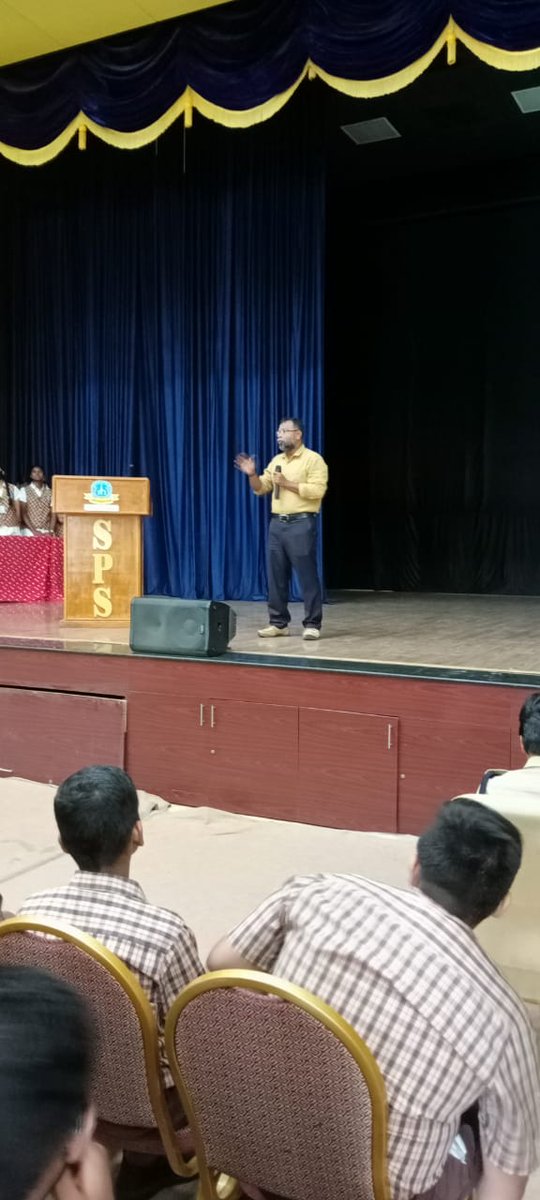 i18nsolutions's tweet photo. Right way to use the technology and Cyber security an awareness program conducted by i18n solutions in association with Gdg Salem at Senthil public School Salem,1000 childrens are benefited https://t.co/D6b7qJiIOr