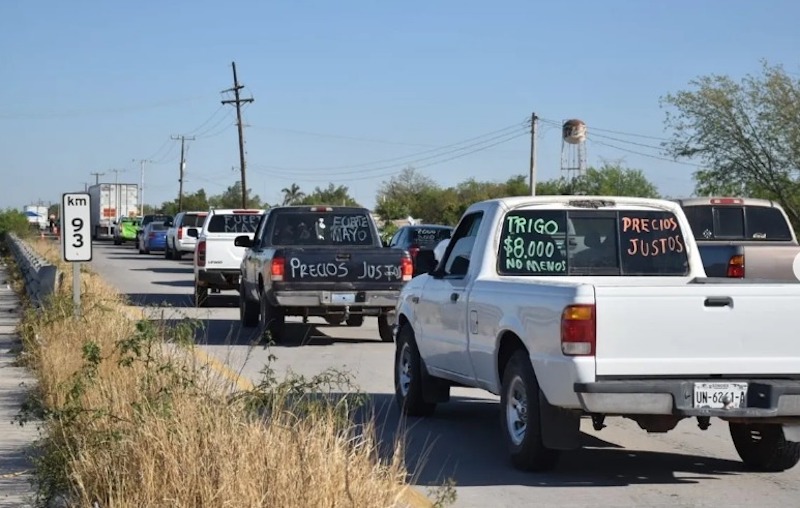 michelleriveraa's tweet photo. Marchan productores de #Sonora en demanda de los $7 mil para el maíz y $8 mil para el trigo

➡️https://t.co/t2qtLLcQKD https://t.co/eY9CvPIrrY