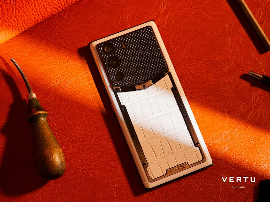 vertuHellen's tweet photo. Elevate your mobile experience with the #METAVERTU: a true masterpiece of artistry and skill. Its exceptional design and superior quality make it the perfect phone for those with refined taste. #VERTU #encryptedphone #web3phone #luxuryphone #craftsmanship https://t.co/wjOgxEolbr