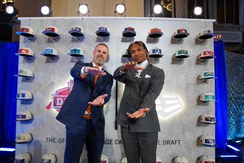 coach_bnapier's tweet photo. Congratulations @GVOaant #GatorNation is so proud of you.  It’s been awesome to see your growth as a person &amp; leader. You are a product of your work! The future is bright for the @Colts organization &amp; the best is yet to come. #GoGators #NFLDraft https://t.co/5r6lP4FK4a