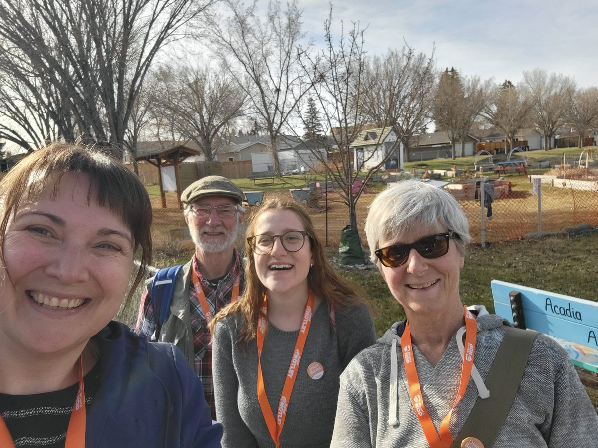 DianaBatten_'s tweet photo. Smiles, sunshine, and grateful greetings in Acadia this evening π
Folks are excited for spring and to see the whole riding covered in ORANGE signs very soon!
#caringforcalgaryacadia #TeamDiana
https://t.co/PFLXDpgiDo https://t.co/Bnj1rpLFyb
