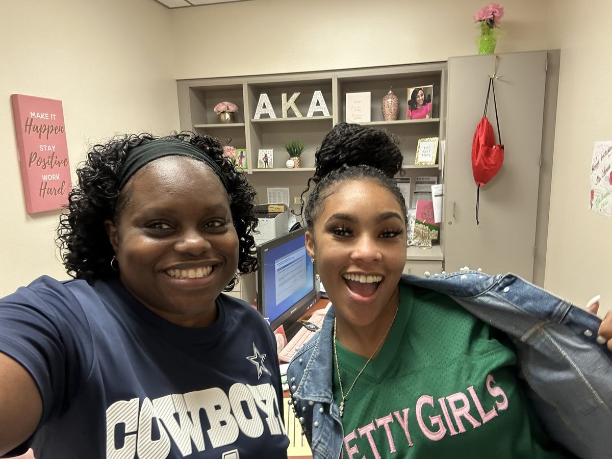 KCtheAP's tweet photo. Look who stopped by my office today to snap a photos with me 😇
Week 2's🥇winner for our Super STAAR week, Ms. Tolbert 🎉🥳 #HarrisFINALE https://t.co/nUAJ1zNzX1