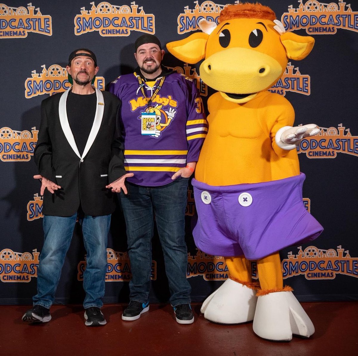 RyanCervasio's tweet photo. Awesome pics with Mooby, Kevin & Gina after Jay & Silent Bob Reboot last week at Smodcastle Cinemas!#jayandsilentbobreboot #mooby #kevinsmith #jayandsilentbob #smodcastlecinemas https://t.co/etrGiiiLDv