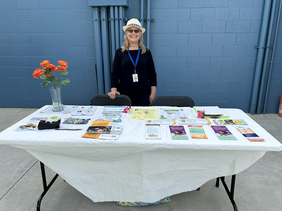 JellickBuck's tweet image. 22/23 Day#154c
The Welcoming Committee is ready!
🌟😃🌟
We had many community groups eager to share info with our #JellickJaguar  Families! Thank you to 
@RowlandAdultEd 
#GrandparentsProgram 
@RowlandUSDFRC
#OptionsforLearning 
and our very own 
Super Counselor - #MsJayme! 😃
