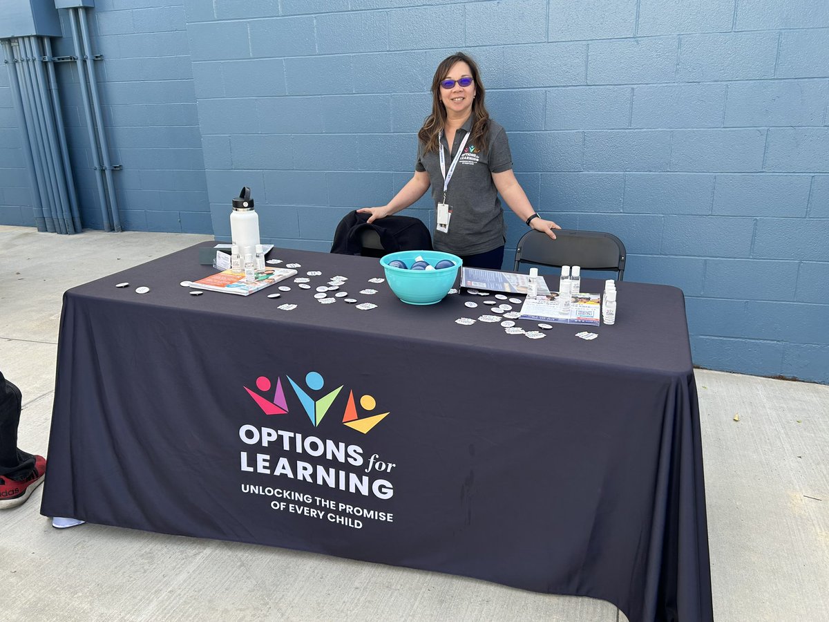 JellickBuck's tweet image. 22/23 Day#154c
The Welcoming Committee is ready!
🌟😃🌟
We had many community groups eager to share info with our #JellickJaguar  Families! Thank you to 
@RowlandAdultEd 
#GrandparentsProgram 
@RowlandUSDFRC
#OptionsforLearning 
and our very own 
Super Counselor - #MsJayme! 😃