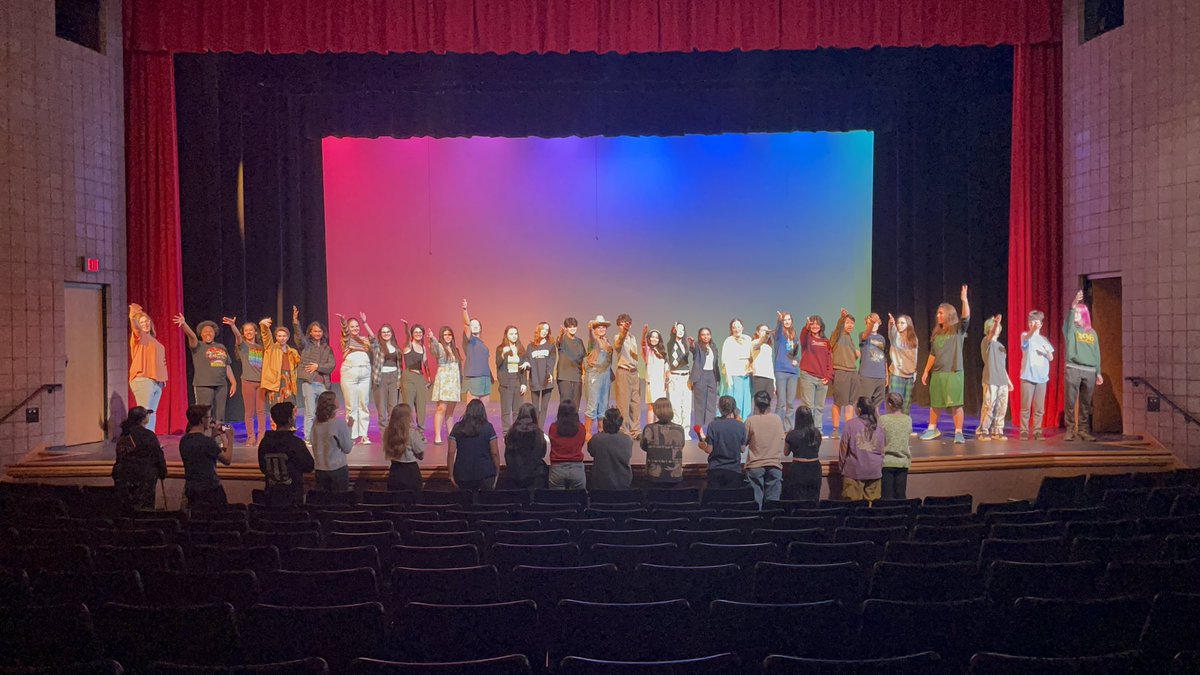 RittaOnTwitta's tweet photo. #doublepostday
Watching the senior directors cheer on their casts as they block their final bows is the “first of the lasts” that mark the end of the school year, and I can’t believe we’re already here. Blink and you miss it… #ramily #oneacts https://t.co/dphW6EYbXT