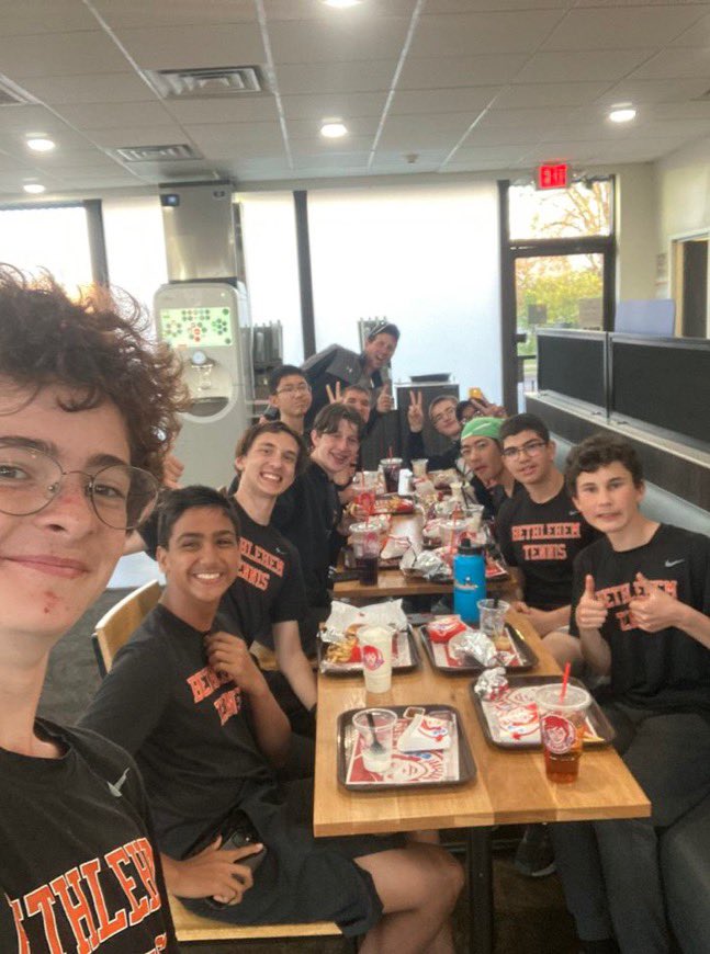BCEagles10S's tweet photo. JV boys enjoyed a quick post match meal at Wendy’s on the way home from Saratoga today. #family https://t.co/fVu5lHrCKf