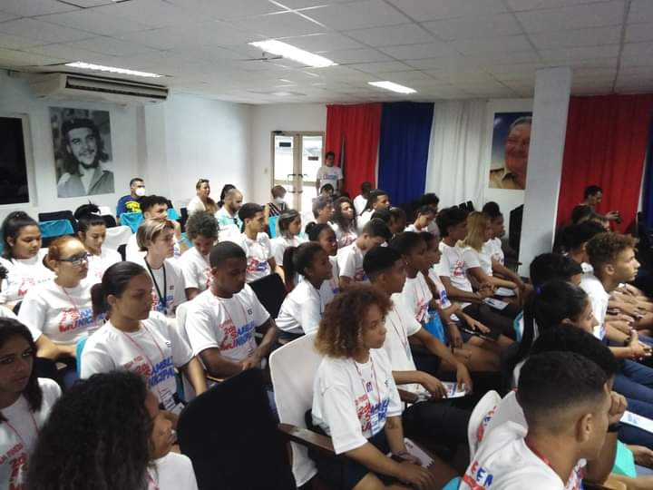 ComiteIsla's tweet photo. En este día se realiza la plenaria de la Asamblea Municipal de la #FeemPinera con la presencia de la máxima dirección del municipio en nuestra #IslaJoven  dónde el estudiantado plantean sobre sus alegrías e inquietudes vamos Feem  si se puede #1eroDeMayo2023 #FEEMPinera #UJCIsla https://t.co/8cGFoZfP9u