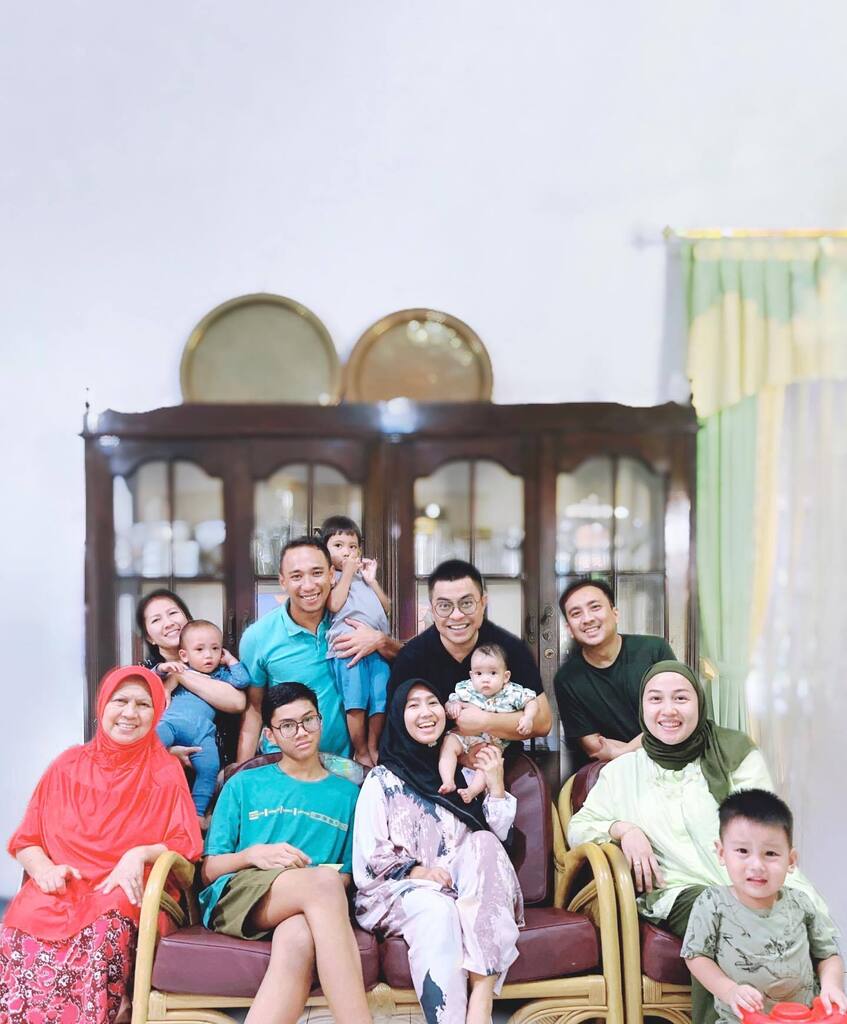 Lebaran bareng toddler dan bayi-bayi tuh emang lah rusuh. Yang satu ngamuk, yang satu clingy, yang satu menolak apa pun, udah siap tau-tau yang satu pup. Dah lah. 😂😂 Boro-boro deh inget mau photo bareng. Padahal lagi lengkap gini. Ini satu-satunya photo yang rada mendingan s…