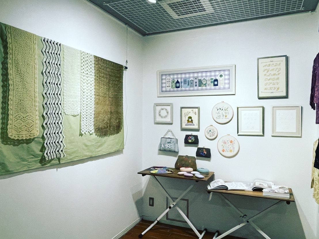 CreationJanus's tweet photo. 本日からの新しい展示をご案内します！

【春のウキウキ「クラフト展」】

4/28(金)〜5/17(水)
11:00〜18:00(最終日16:00まで)

今回の展示では販売品も多数！
これからの季節にぴったりのお洋服や小物をぜひ見にきてください！

#januscreation #ニット #展示販売 #作家作品 #クラフト展 https://t.co/xbJMTPM4rm